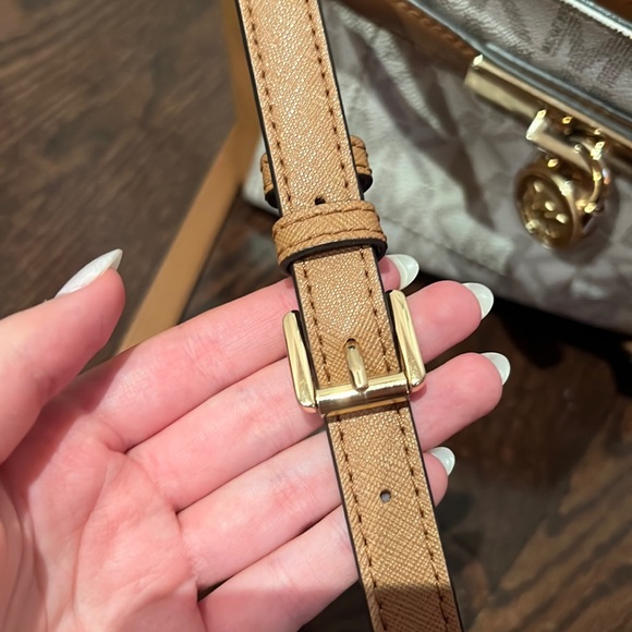 Michael Kors Adjustable Cross Body Bag - With Functional Lock & Key ๐๐ - Picture 8 of 8